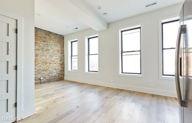 Building Photo - 3057 W Diversey Ave