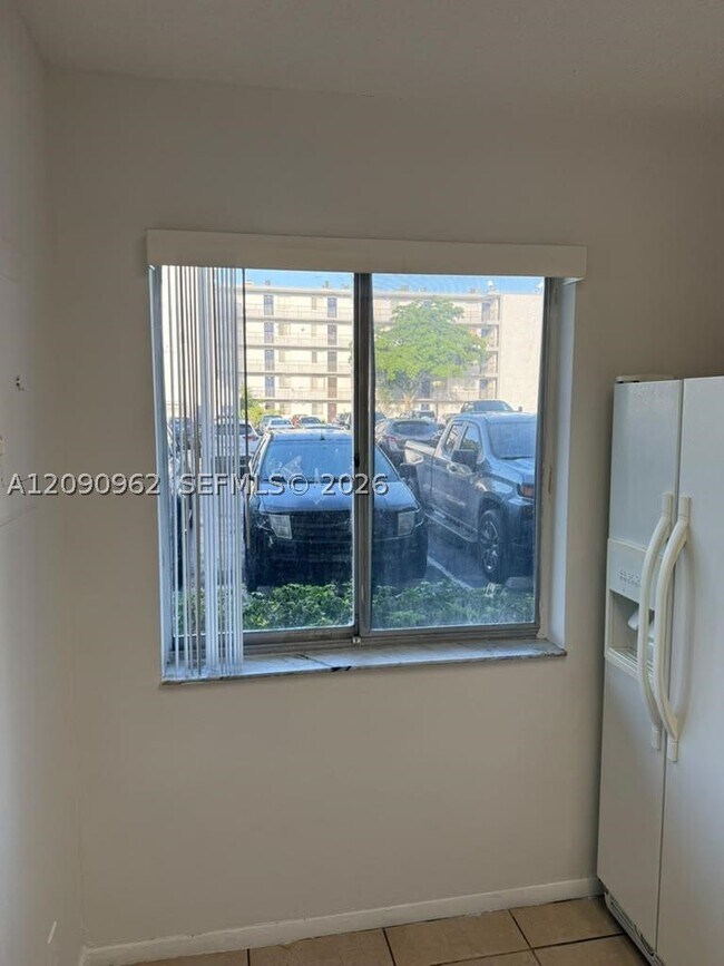 Foto del edificio - 8740 N Sherman Cir