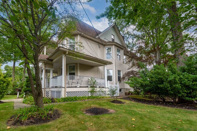 side exterior - 354 Lincoln Ave E