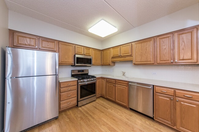 Kitchen - 5555 N Cumberland Ave