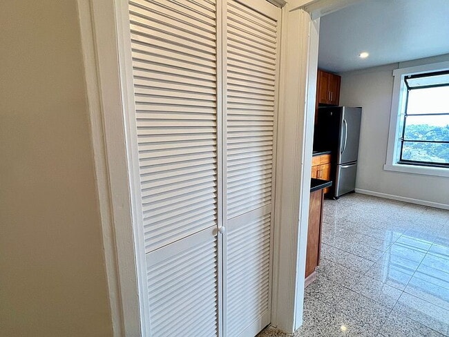 Building Photo - "Charming 1-Bedroom Sanctuary in the Heart of San Francisco – 775 Sq. Ft. of Urban Comfort!"