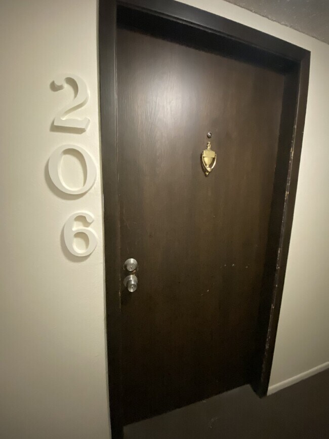 Foto del edificio - Two Bedroom Townhome - Saturn Drive