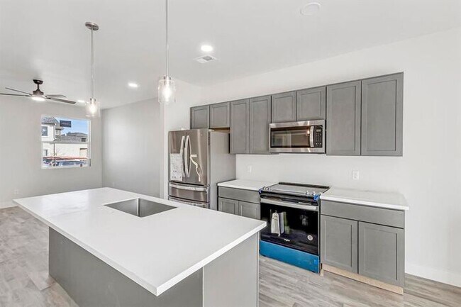 Building Photo - 2861 Naples Dr