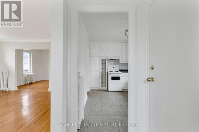 Building Photo - 71 Royalavon Crescent