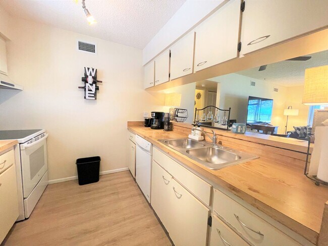 Building Photo - Seasonal Short-Term Condo on Venice Island...