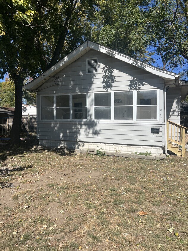 Primary Photo - 2119 W Sherman Ave