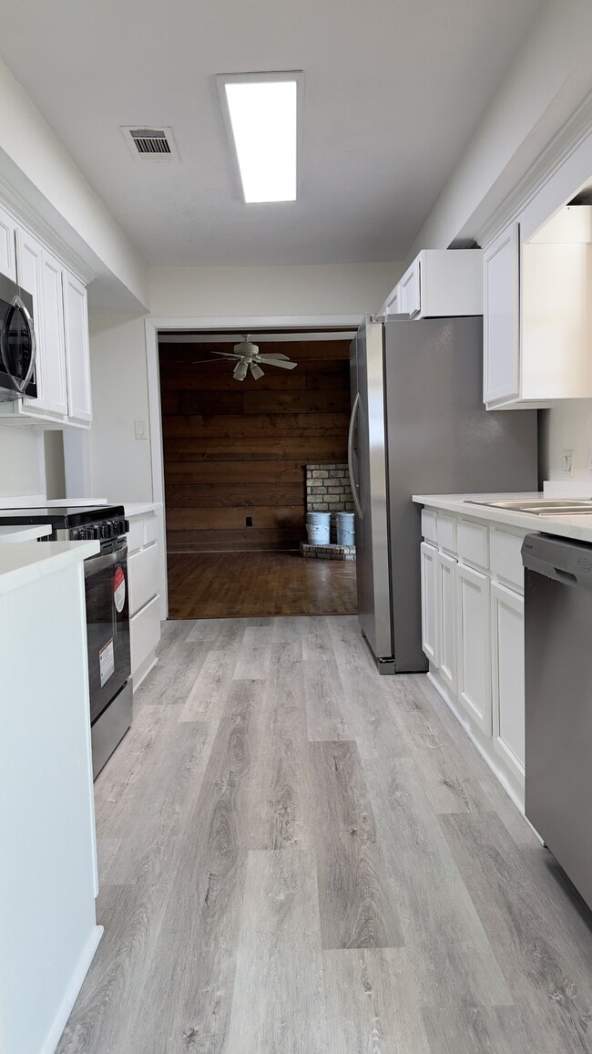 Building Photo - 3736 Baywood Dr