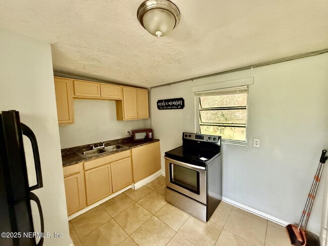 Foto del edificio - 2719 Fairfax St