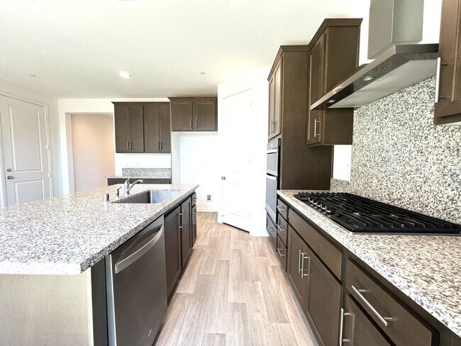 Foto del edificio - Brand-New 5-Bedroom, 3-Bath Single Family Home for Lease in Ontario with Solar Panels