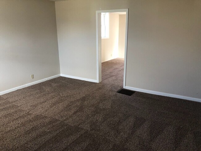 Foto del edificio - Fantastic 4 bedroom 2 full bath,