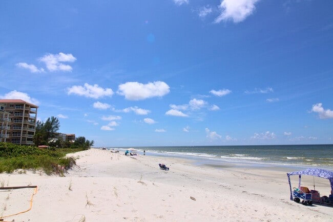 Building Photo - Beachside Bliss: Stunning 2 Bed, 2 Bath Co...