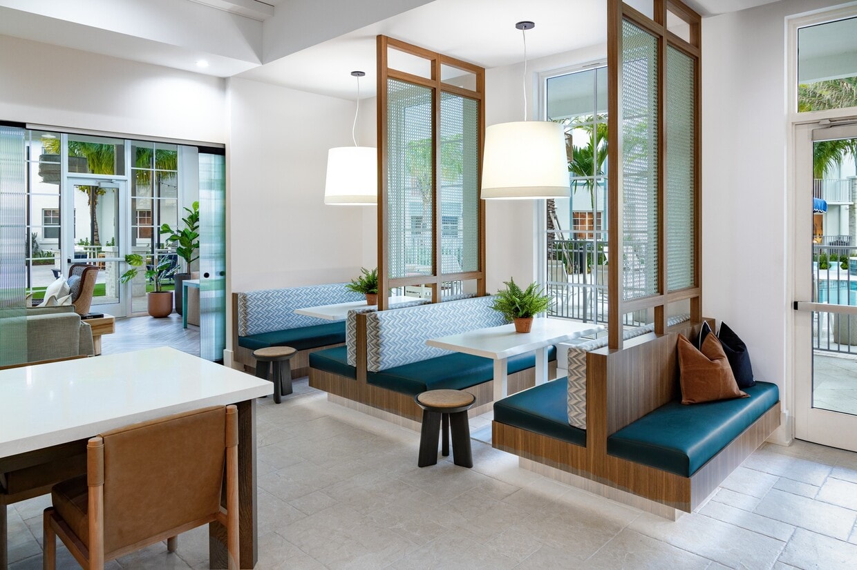 POLO RALPH LAUREN BEACH Apartment Renovated 2BR/2BA Ocean/Pool