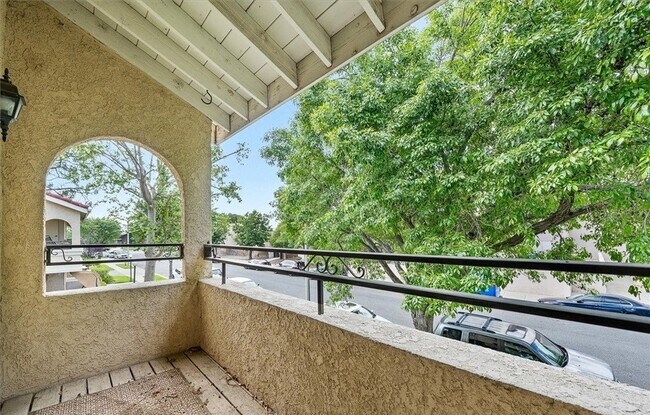 Foto del edificio - "Charming 1-Bedroom Condo in Santa Clarita...