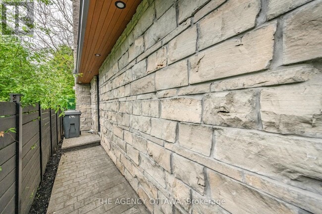 Building Photo - 946 Colonel By Dr