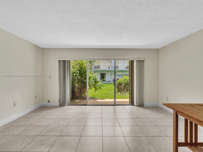 Foto del edificio - 9367 Fontainebleau Blvd