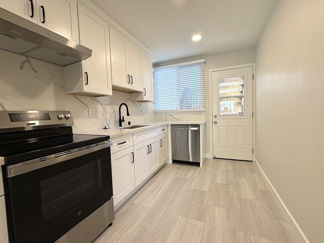 Photo - 1327-1329 Judah Street Apartment