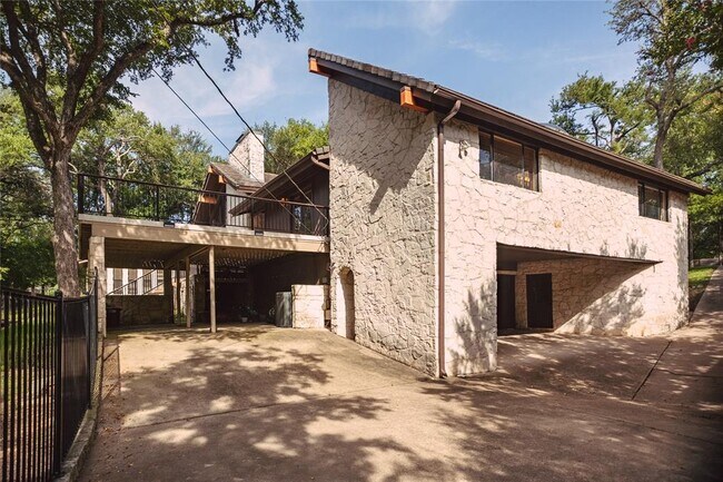 Building Photo - 9409 Cedar Crest Dr
