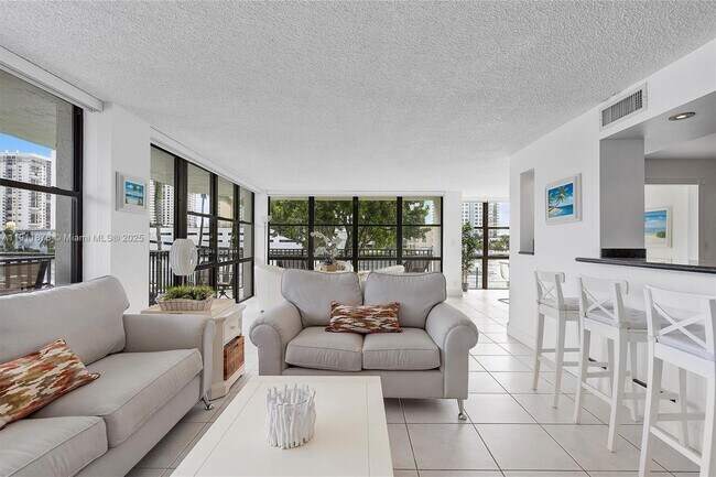 Foto del edificio - 1000 Parkview Dr