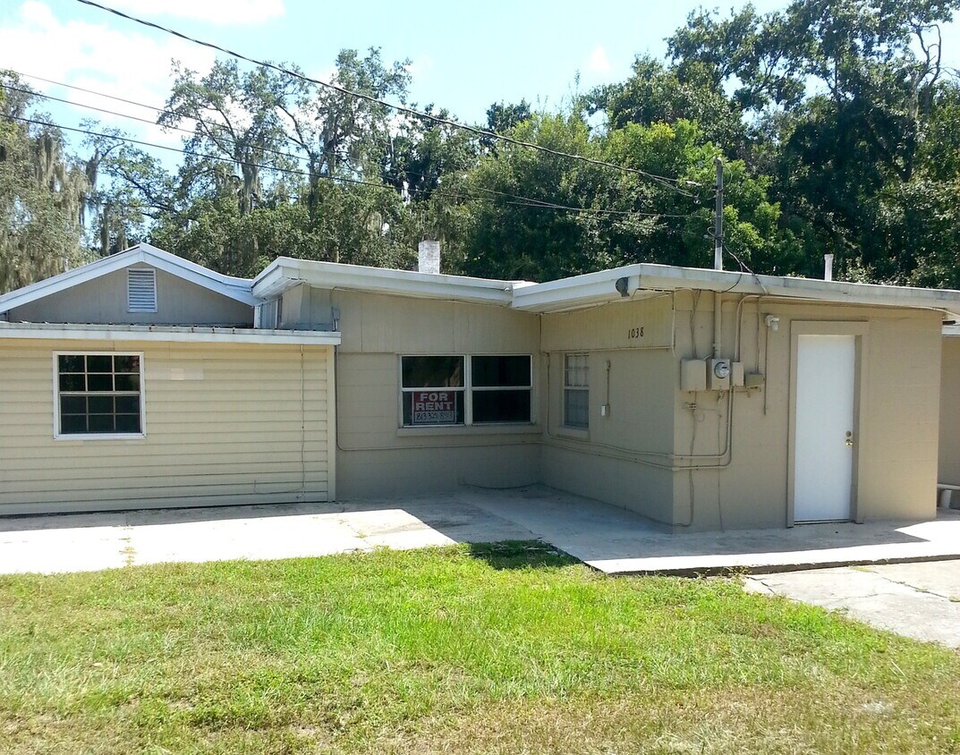 Foto principal - 3BR/1BA Duplex Near Lake Parker, Large Sha...