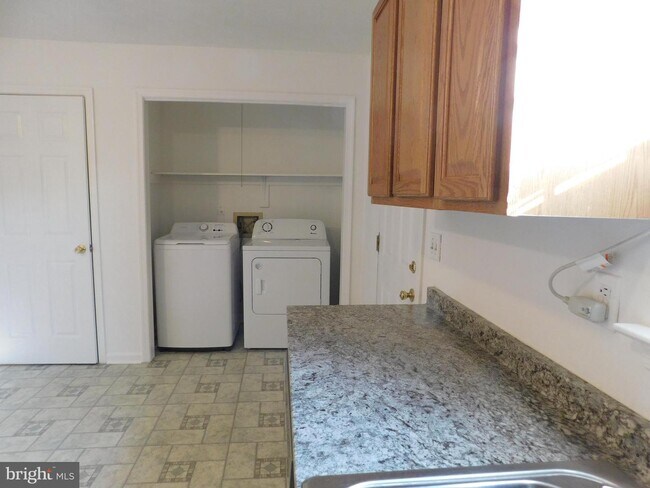 Foto del edificio - 230 Waterford Ln
