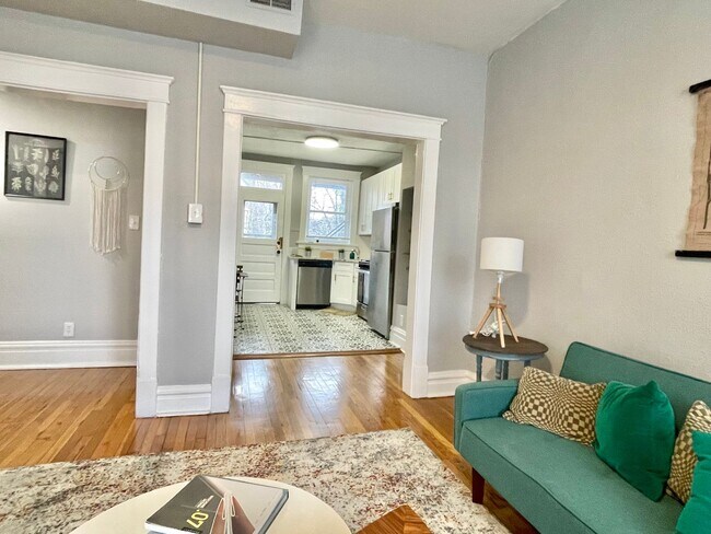 Foto del edificio - 4205 Botanical Ave