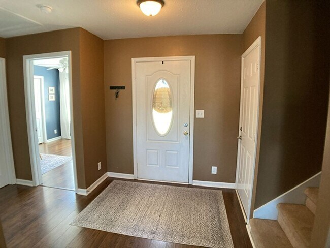 Foto del edificio - $1800 3 Bedrooms 2.5 Bath Brick Home with a bonus room!