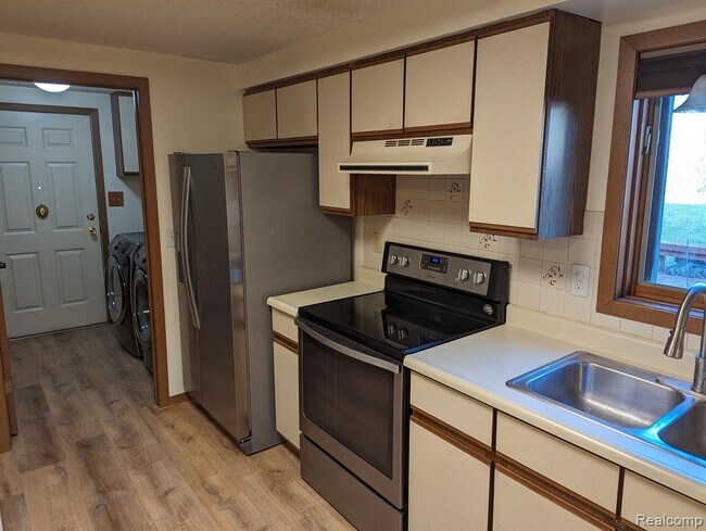 Foto del edificio - 2316 Crescent Lake Rd