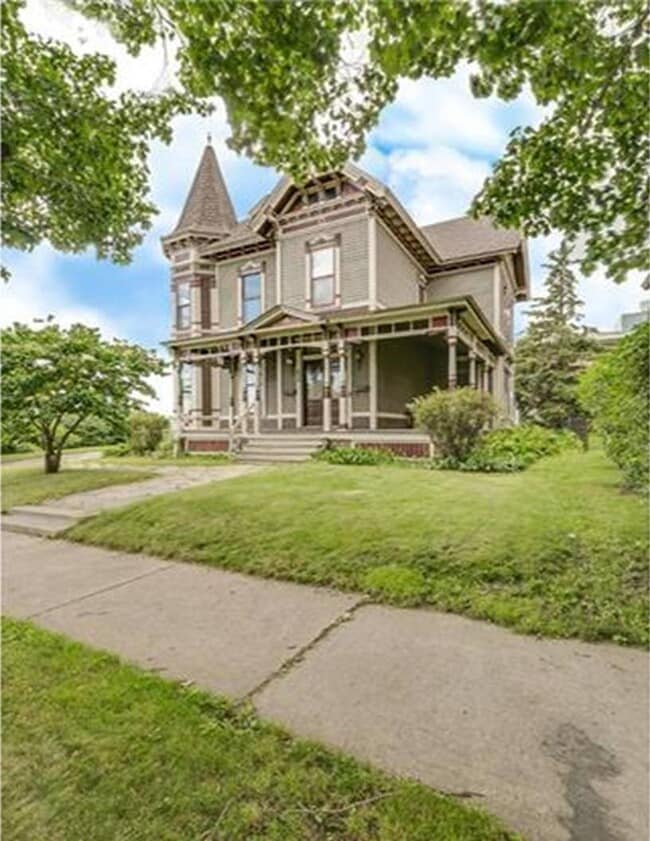 Building Photo - 653 5th St E