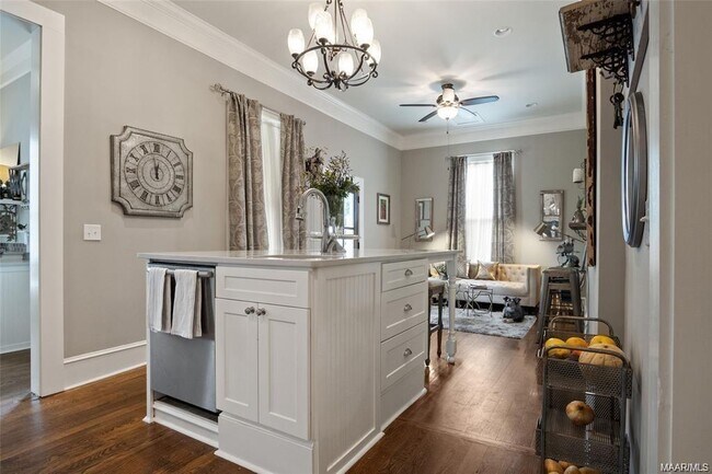 Building Photo - 345 S Washington St