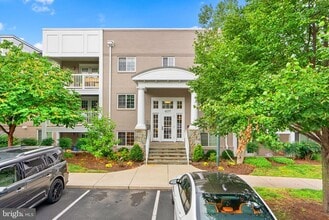 Building Photo - 4177 S Four Mile Run Dr