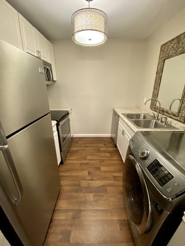 Building Photo - Renovated one bedroom in Rosewood