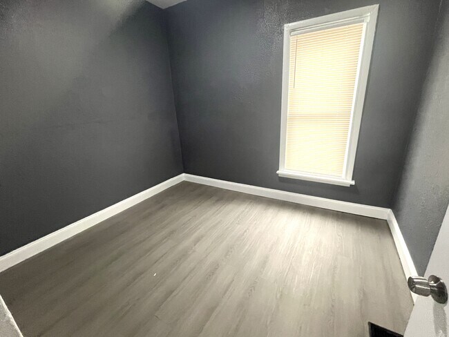 Building Photo - 909 W 17th St