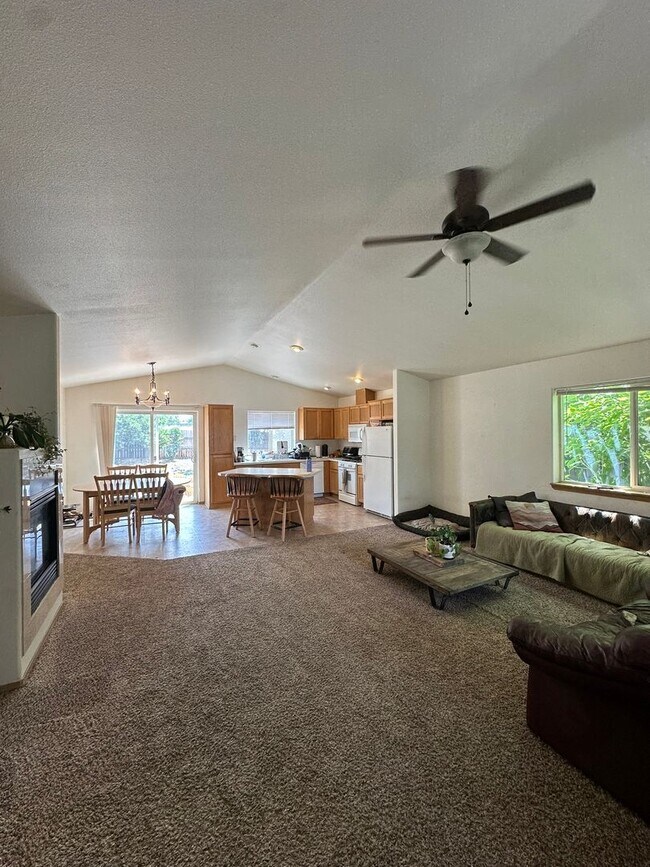 Foto del edificio - Charming 3-Bedroom Home with Open Layout &...
