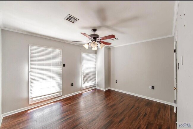 Building Photo - 233 N French Quarter Dr