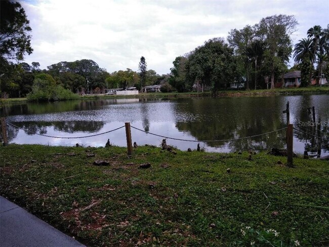 Foto del edificio - 558 Clearwater Largo Rd N