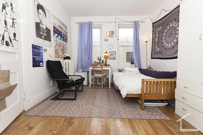 Foto del edificio - Spacious 4BR with heat included @ Packard'...