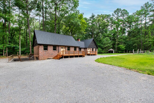 Building Photo - Homestead Sweet Homestead! Spacious 4 bedr...