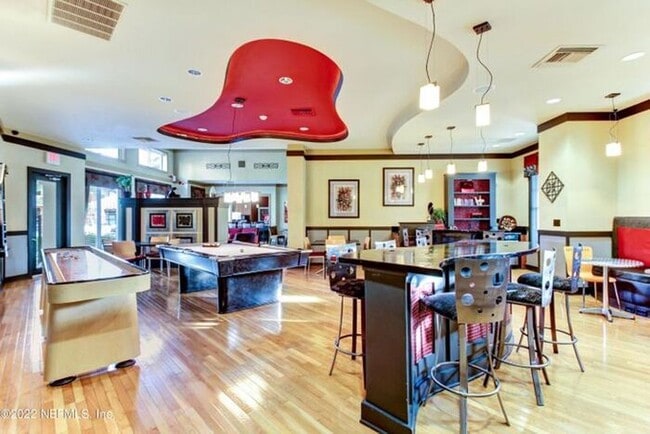 Building Photo - 1BR Condo w/ Lake View + Covered Parking in Town Center