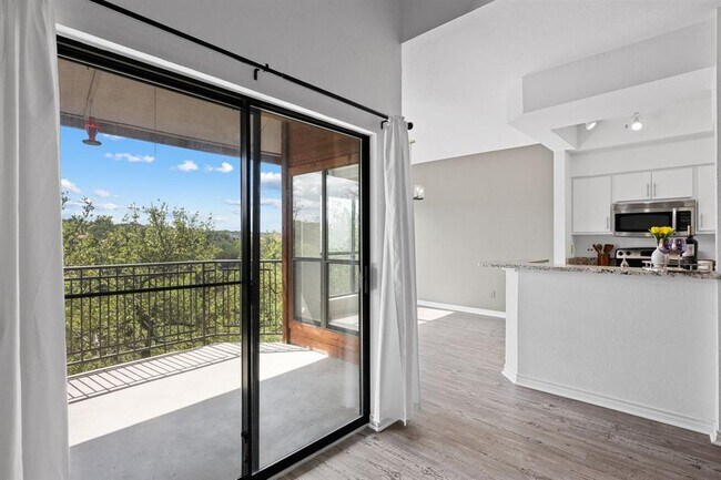 Foto del edificio - 4711 Spicewood Springs Rd