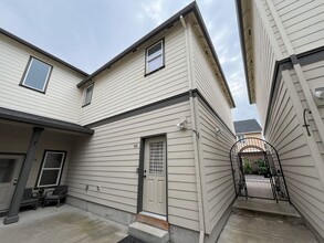 Building Photo - 1645 NE Market Dr