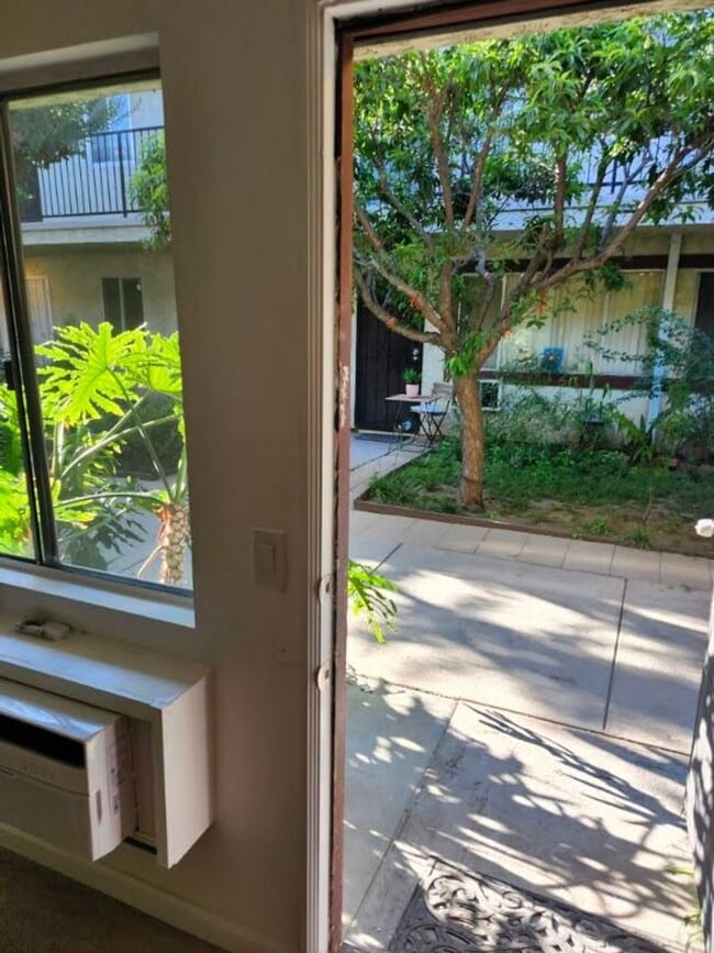 Building Photo - Newly Renovated 1BD Condo Available Soon! ...