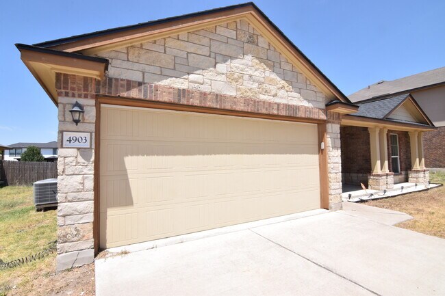 Foto del edificio - 4903 Green Meadow St