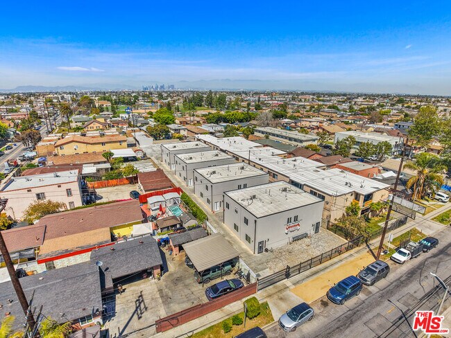 Building Photo - 649 W 92nd St