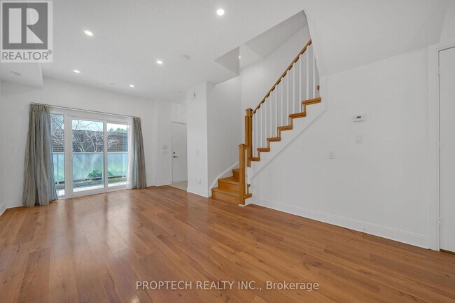 Photo du bâtiment - 295 Village Green Square