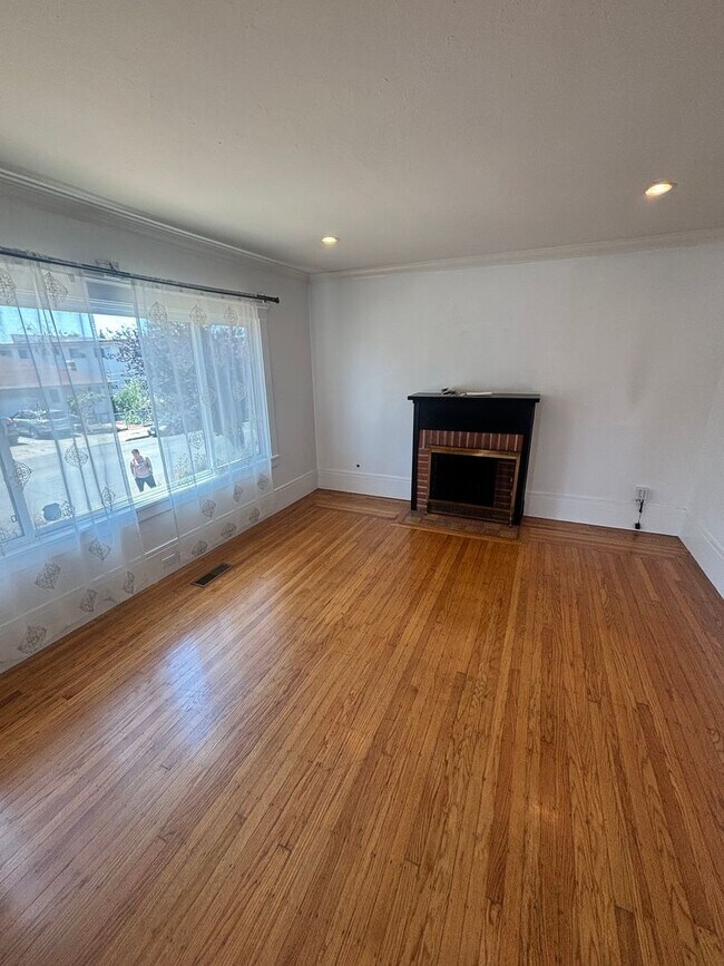 Foto del edificio - 2 bedroom home w/a beautiful backyard! AVAILABLE NOW!