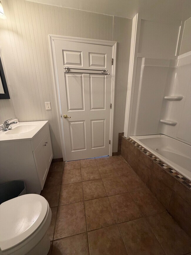 baño con bañera de hidromasaje - 209 Kingsley Rd