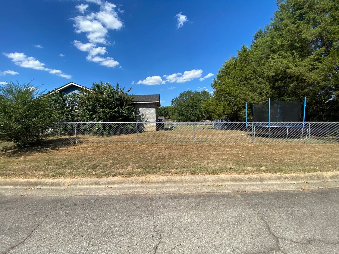 Building Photo - Greenwood Cutie Coming Soon! 3 bed 2 bath ...