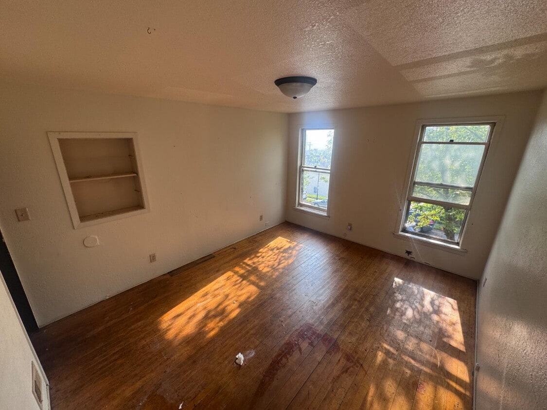 Foto principal - 307 W 4th St