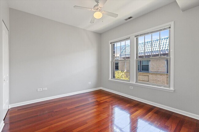 Foto del edificio - 1360 W Greenleaf Ave