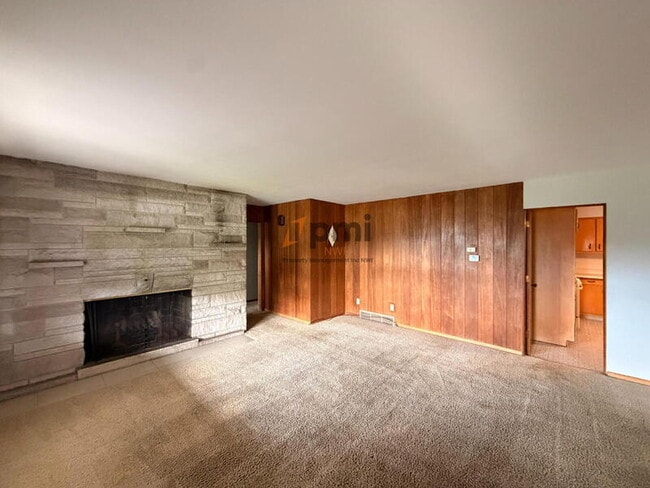 Building Photo - 330 E 69th Pl